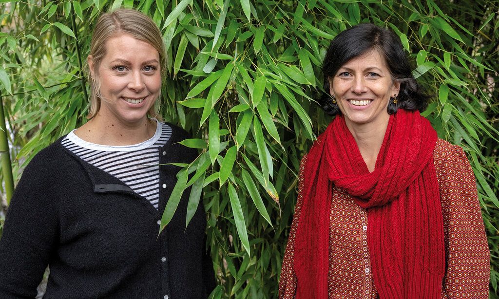 Porträt von Sonja Hirschberg und Katharina Termath, im Hintergrund Bambus