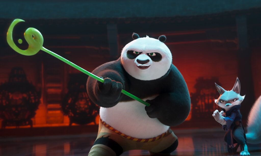 Animationsfilm, Panda mit einem grünen Stab guckt angriffslustig, im Hintergund eine Katze in Karatehaltung