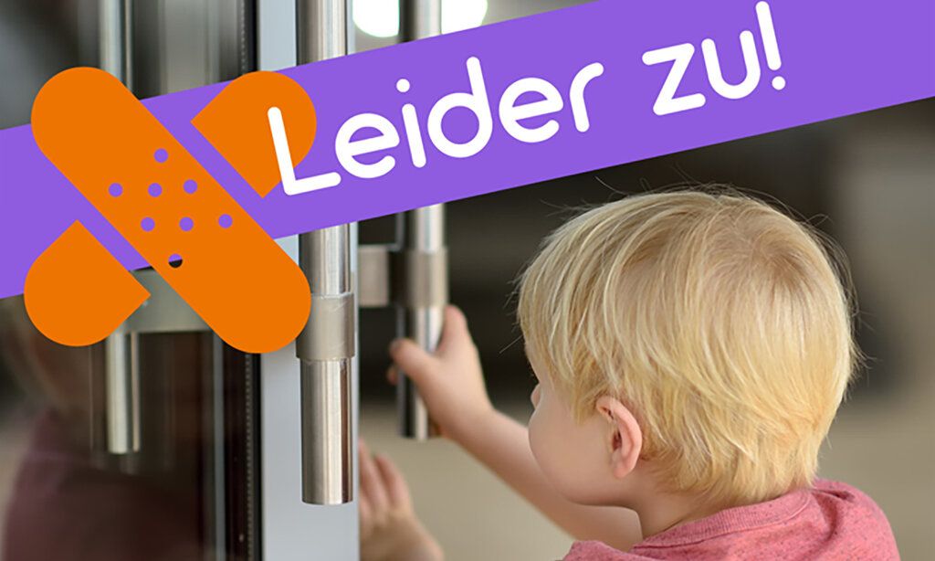 Ein kleiner Junge steht vor einer verschlossenen Tür. Über dem Foto liegt ein Schriftzug auf violettem Fond: Leider zu!