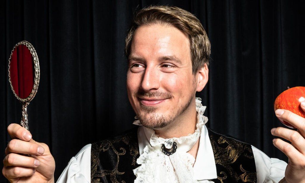 Schneewittchen, gespielt von Johannes Galli vom Galli Theater Düsseldorf.