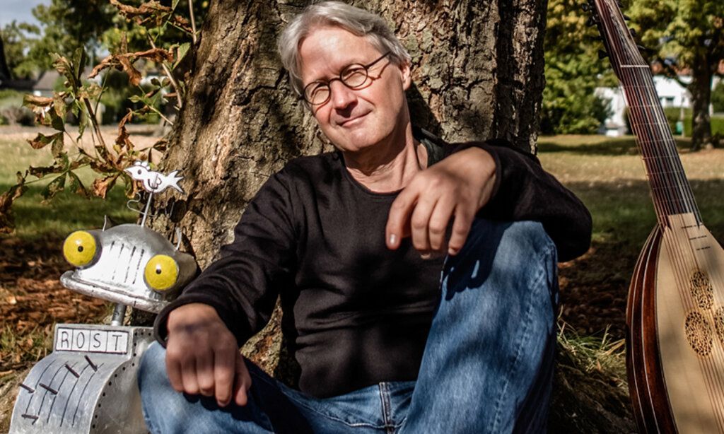 Jörg Hilpert mit Ritter Rost im Garten