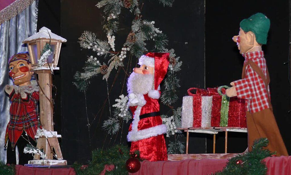 Kasper und der Weihnachtsbaum auf Josef Tränklers Puppenbühne.
