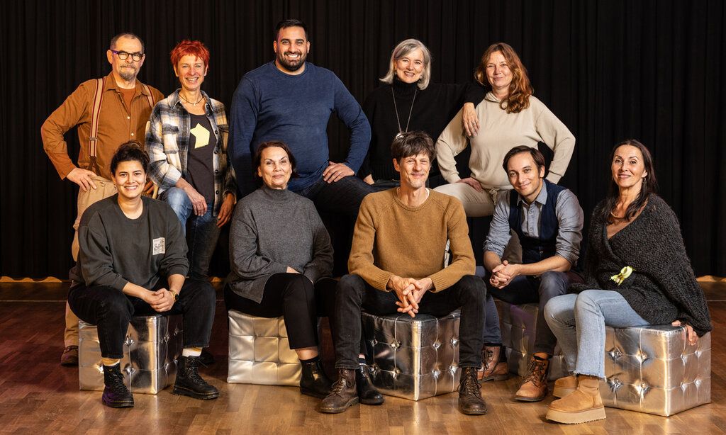 das Team von Kabawil vor dunklem Hintergrund