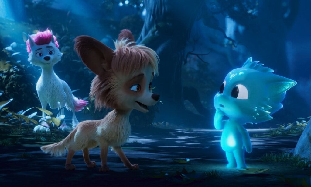 Ein Pinscher redet mit einem kleinen blauen Wesen in einem blauen Wald, im Hintergrund ein weiterer Hund mit rosa Haaren