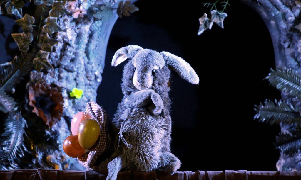 Szenenbild der Josef Tränklers Puppenbühne mit "Kasper und der Osterhase".
