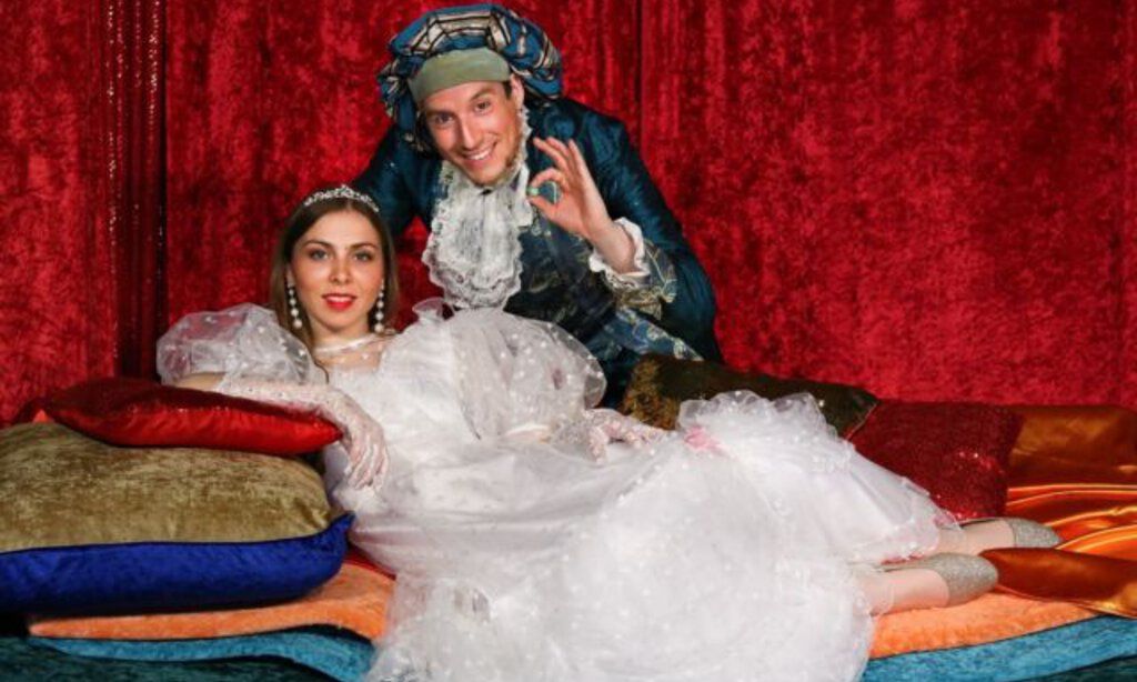 Das Ensemble des Galli Theater Düsseldorf mit "Die Prinzessin auf der Erbse"