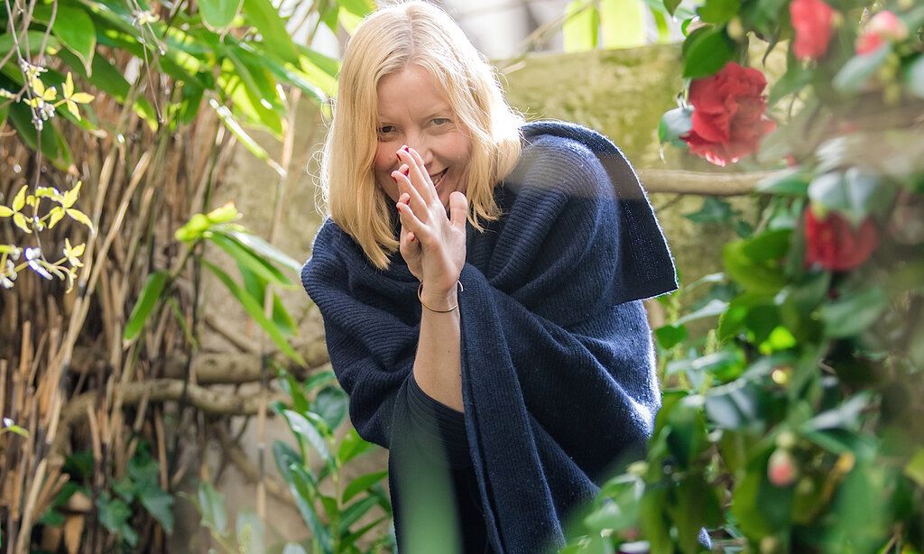 Yogalehrerin Alexandra Albrecht im Garten
