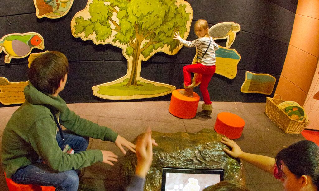 Vier Kinder spielen das Australien-Spiel 