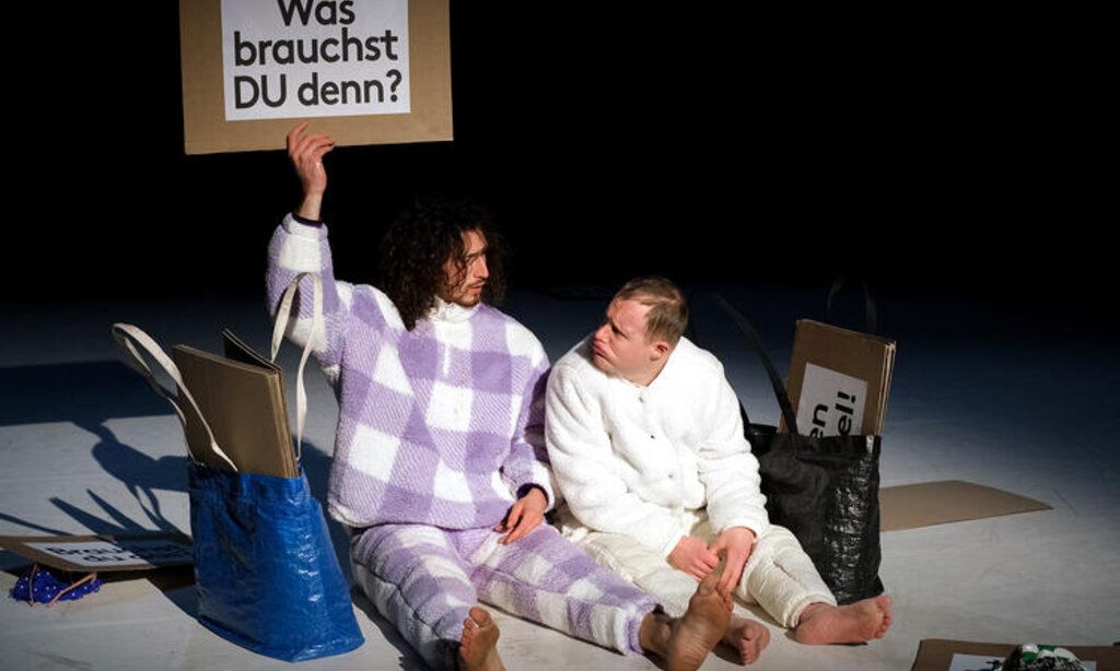 Zwei Schauspieler der Compagnie BewegGrund & Tabea Martin spielen auf der Bühne das Stück „Goodbye Stracciatella“