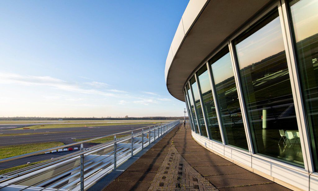 Besucherterasse des Flughafen Düsseldorfs mit Blick auf das leere Rollfeld