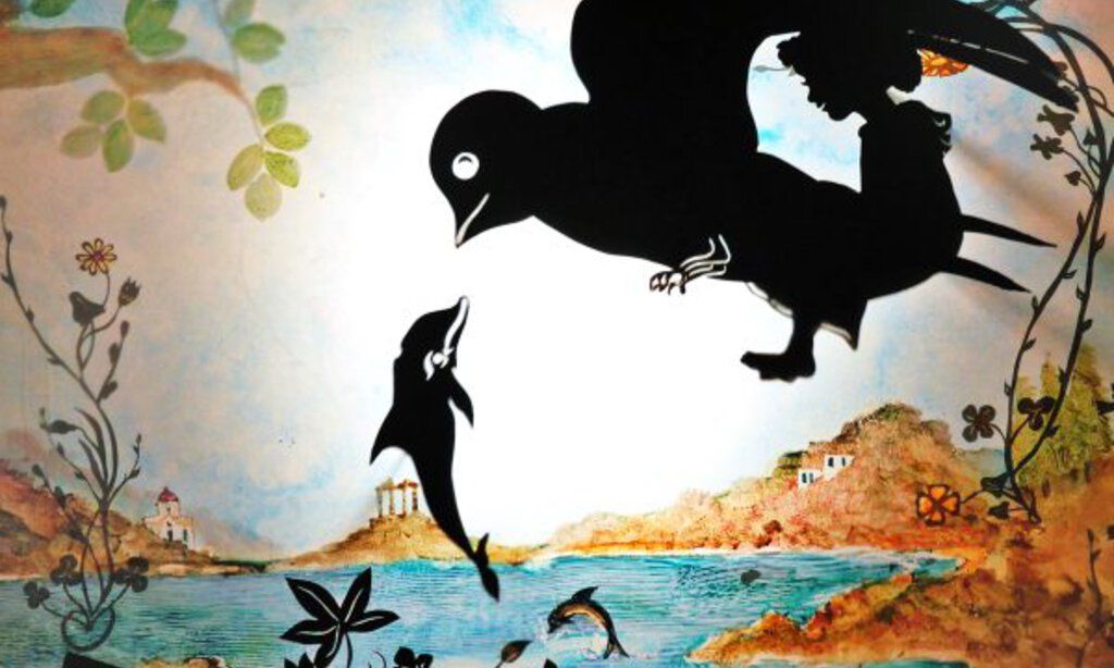 Scherenschnitt eines Vogels und eines Delfins vor der Kulisse eines Insel im Meer.