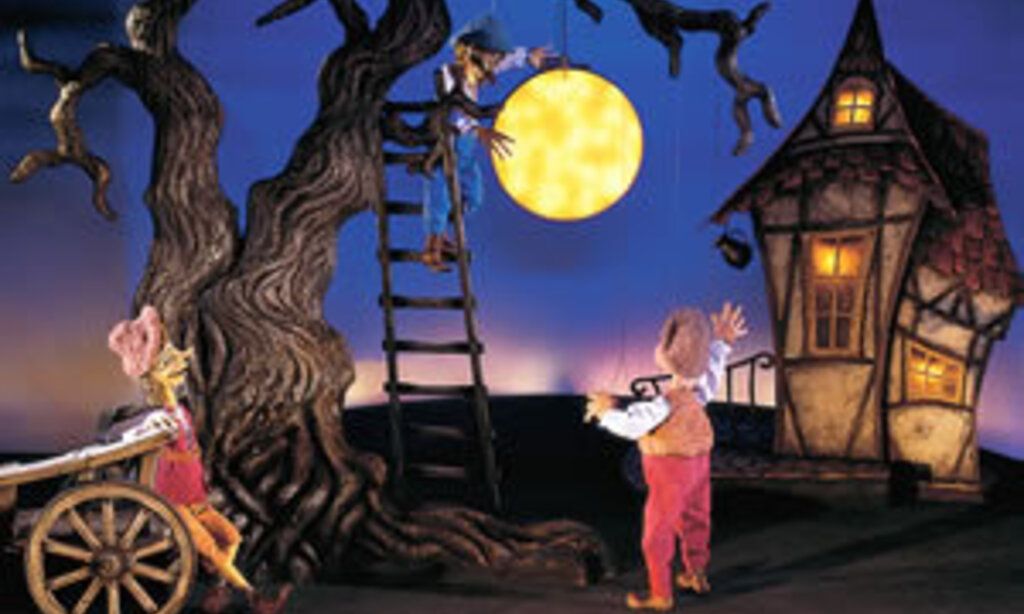 Szene aus „Der Mond“, gespielt vom Marionettentheater Düsseldorf.