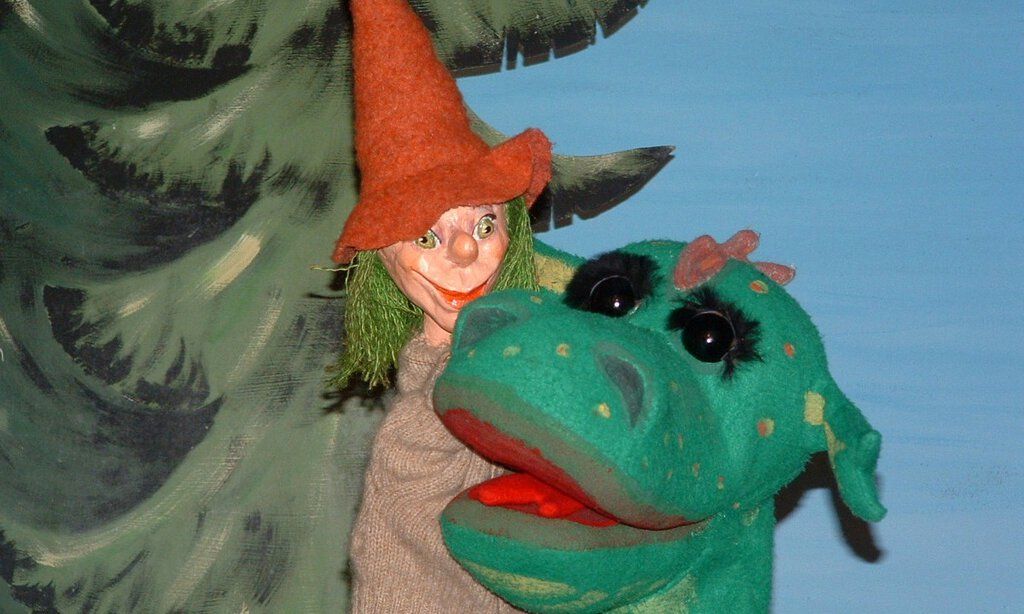 Der kleine Drache als Puppenspiel