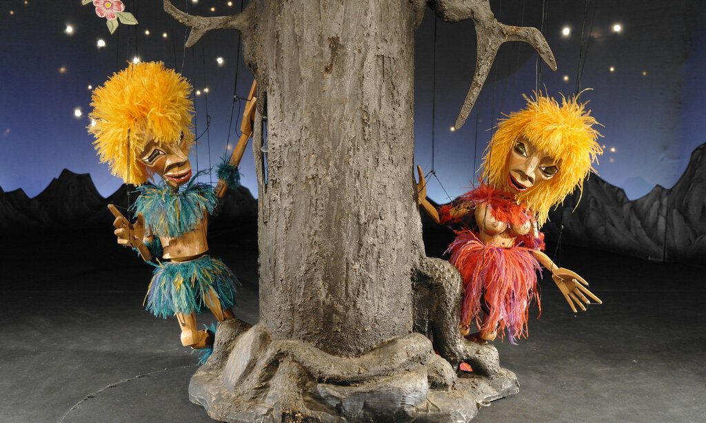 Papageno und Papagena im Stück "Die Zauberflöte" des Düsseldorfer Marionetten-Theaters.