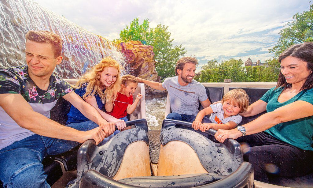Familie beim Rafting im Freizeitpark Toverland