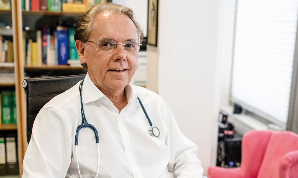 Doktor Hermann Josef Kahl in seiner Praxis