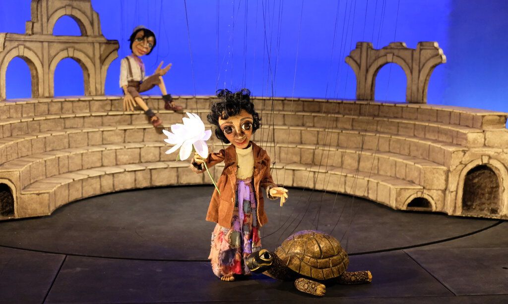 Puppe Momo und Schildkröte als Marionetten auf der Bühne.