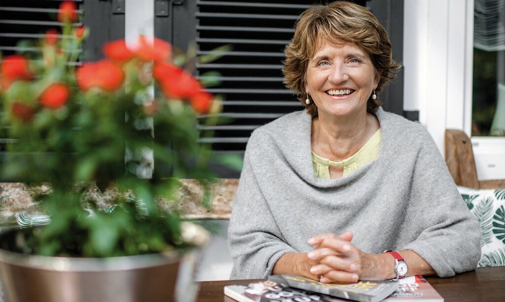 Elisabeth Hackspiel-Mikosch sitz auf der Terrasse