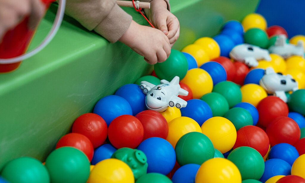 Ein kleines Flugzeug wird aus einem Bällebad geangelt