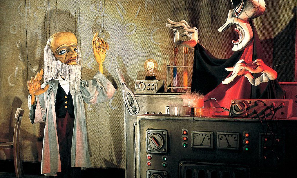 Faust und Mephisto im Labor im Stück „Faust - Ein Traum" des Düsseldorfer Marionettentheaters.