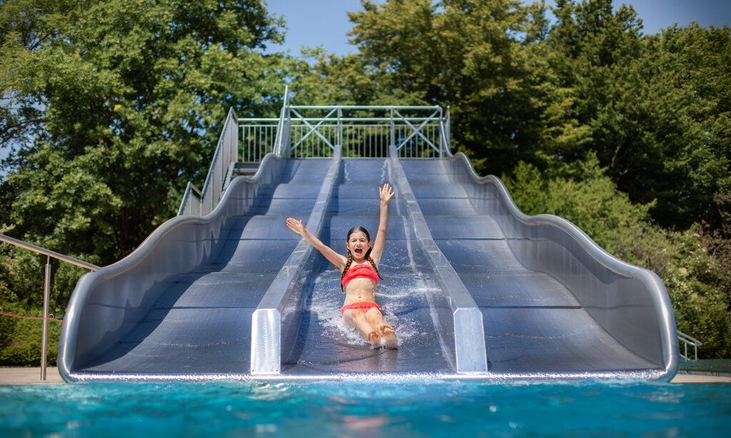 Kind rutscht auf Wasserrutsche ins Becken