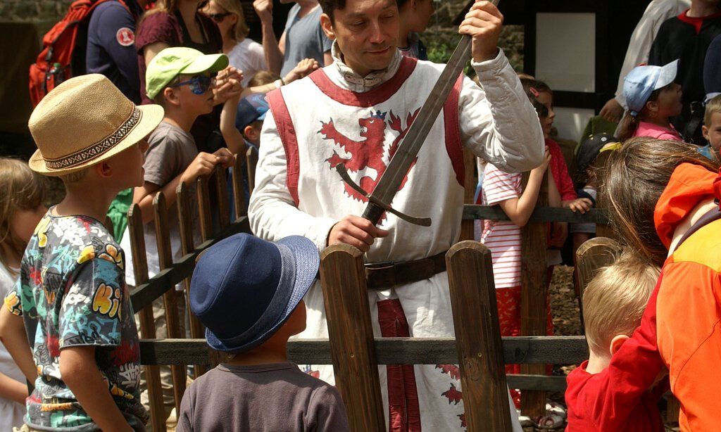 Ritter Georg von Schloß Burg umringt von Kindern