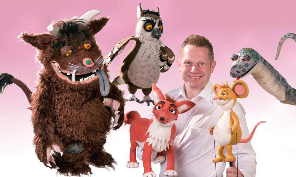 Andreas Blaschke vom Figurentheater Köln mit der kleinen Maus, dem grossen Grüffelo und den anderen Tieren.