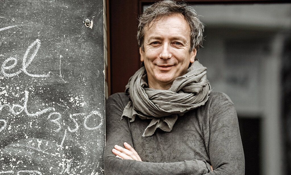 Musiker Hauschka vor Hauseingang