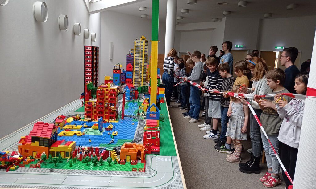 Familien bewundern eine große Legostadt