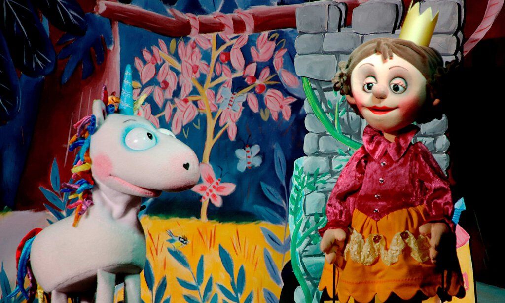 Das NEINhorn und die Prinzessin stehen sich auf der Puppenbühne gegennüber.