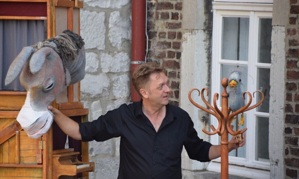 Szene aus „Der Kuckuck und der Esel“ mit Puppenspieler Stephan Wunsch 