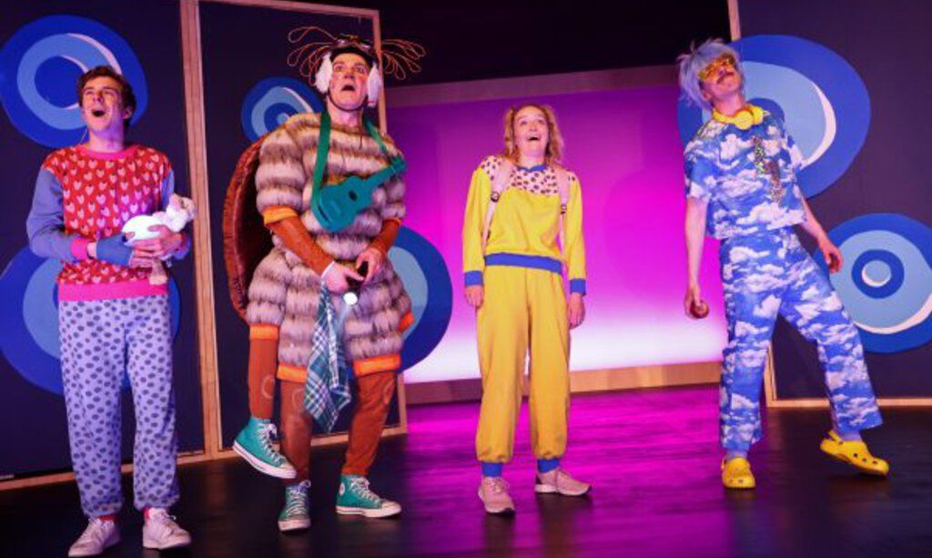 Bühnenszene aus Peterchens Mondfahrt mit den Darstellern von Peter, Anni, Herrn Sumsemann und dem Mondmann