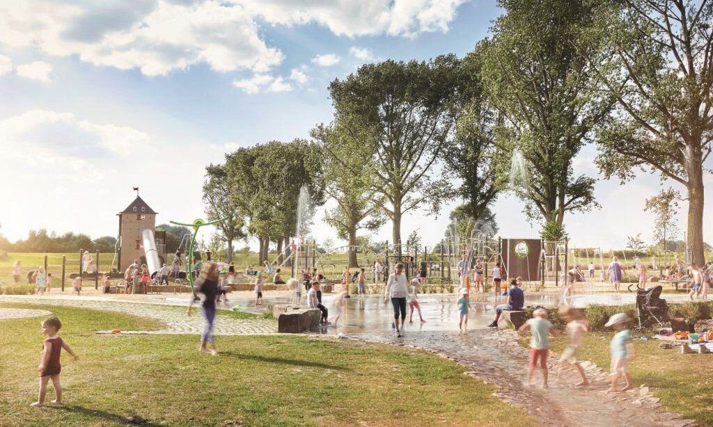 Kinder spielen auf dem Wasserspielplatz in Monheim