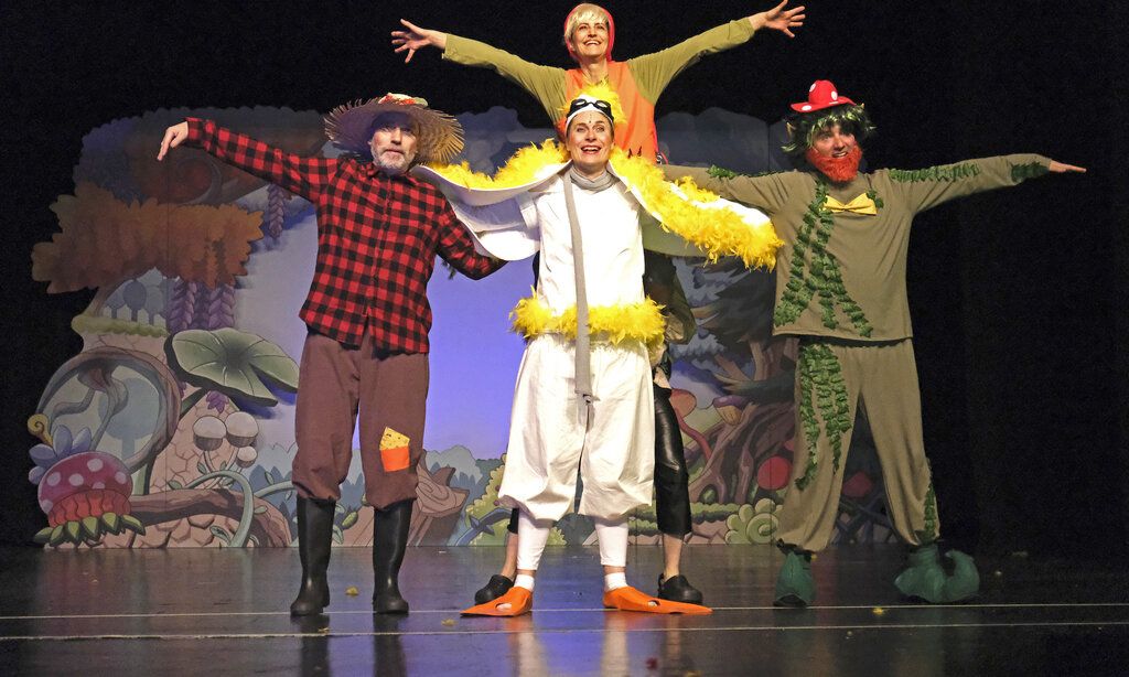 Vier Schauspieler der Kleinen Oper Bad Homburg auf der Bühne mit dem Stück "Nils Holgerssons Reise durch Europa". 