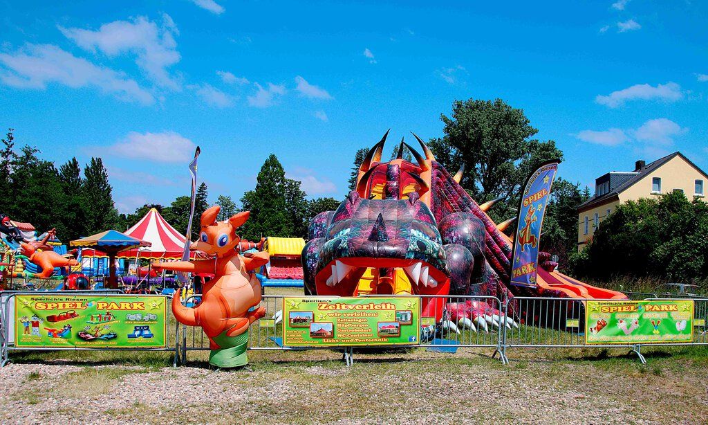 Blick auf verschiedene Attraktionen des Sperlich’s Riesen Spielparks.