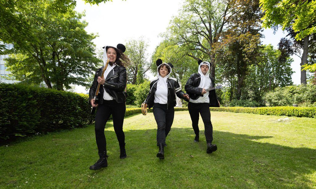Die Schauspieler Stücks „Panda-Pand“ im Park