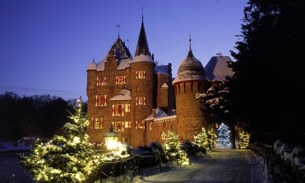 Burg Satzvey in winerlicher Landschaft.