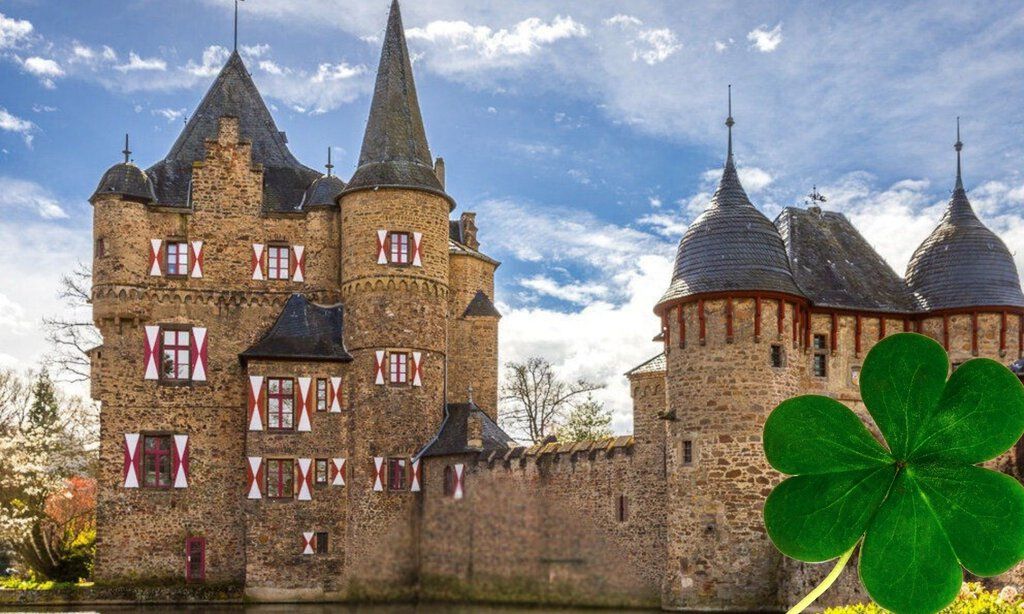 Burg Satzvey mit einem Kleeblatt