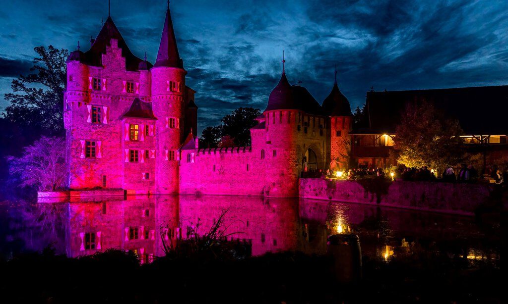 Burg Satzvey am Abend mit gruseliger Halloween Beleuchtung.