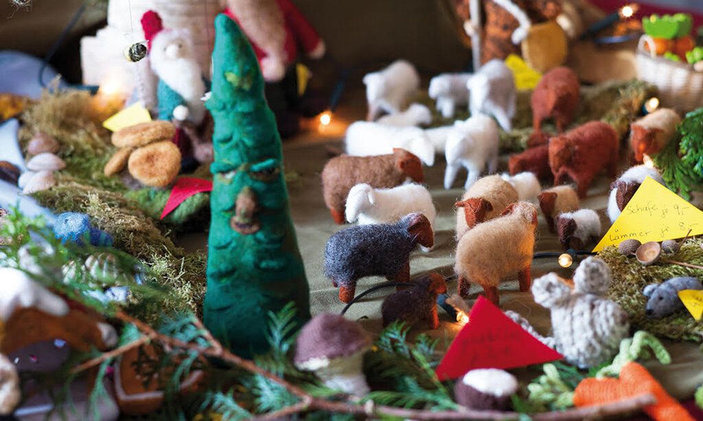 weihnachtliche Filzfiguren auf Weihnachtsmarkt