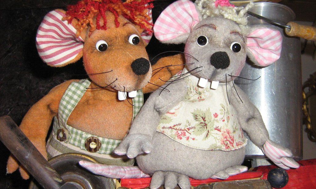 Zwei Mäuse-Handpuppen sitzen neben einer Milchkanne