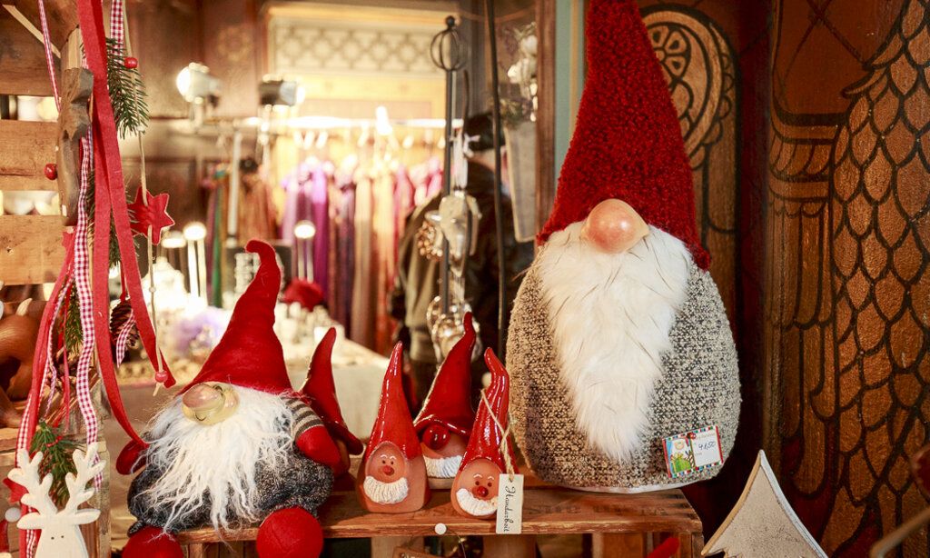 Verschieden große Weihnachtswichtel auf einem Basartisch