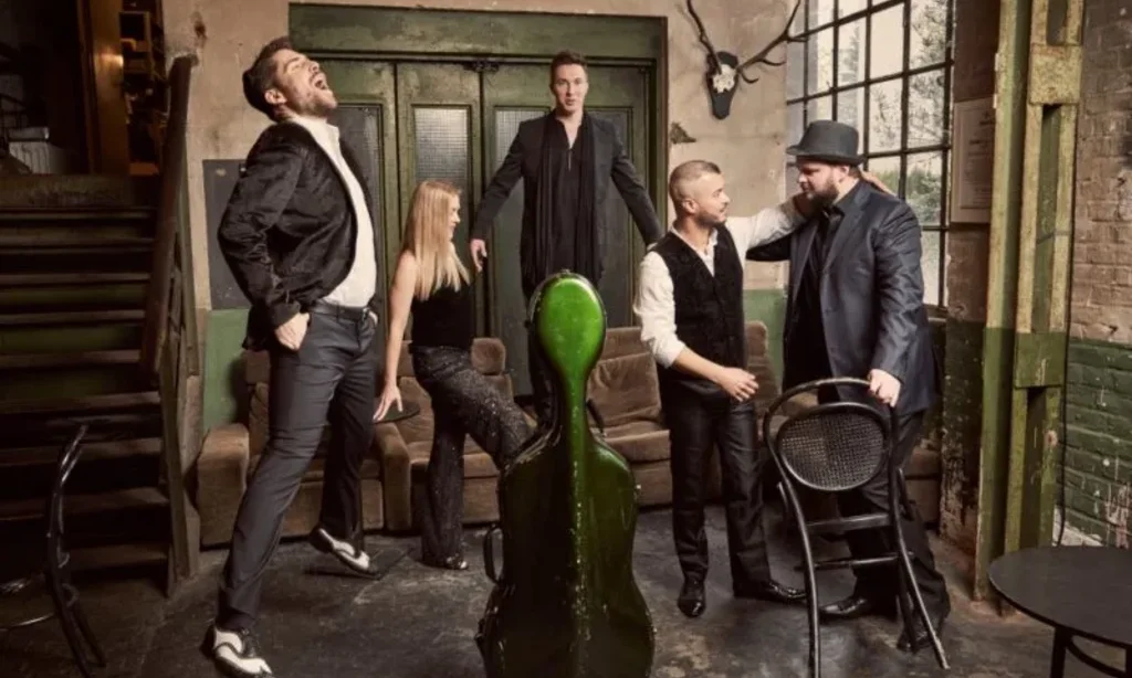 Die fünf Musiker der Gruppe Spark posieren gemeinsam.