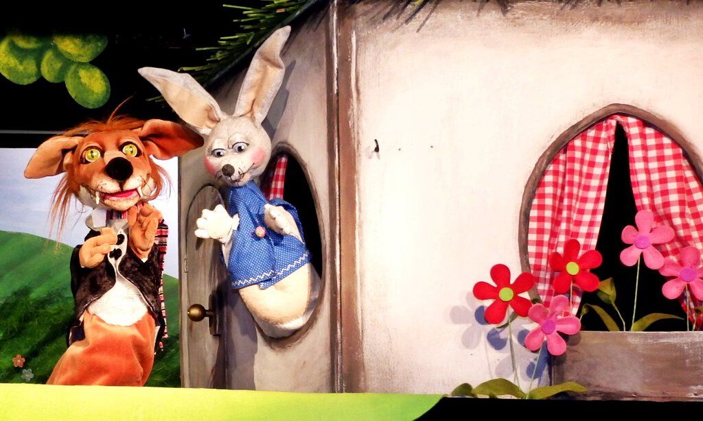 Superhäschen und der Fuchs im Puppentheater Helmholtzstraße.