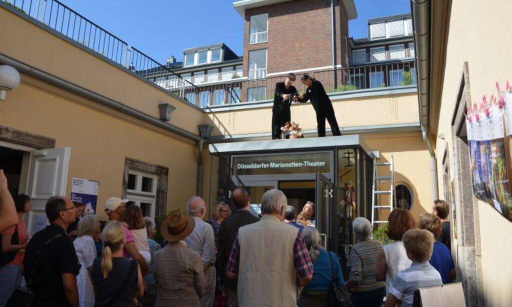 Besuchergruppen am Tag der offenen Tür vor dem Düsseldorfer Marionettentheater