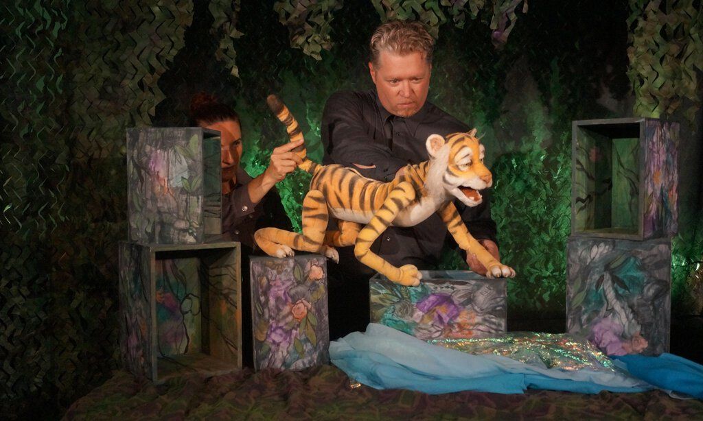 Theater con Cuore spielt das Stück „Tigerwild“.