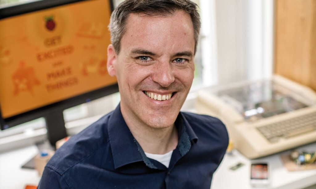 Tobias Hübner sitzt im Büro