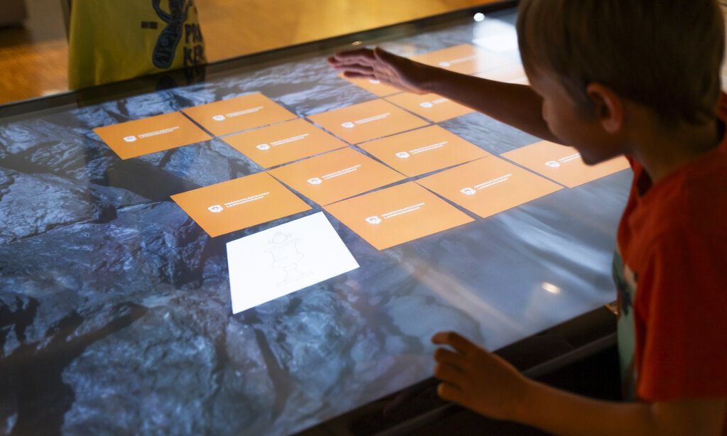 Ein Junge betrachtet eine interaktives Ausstellungsstück 