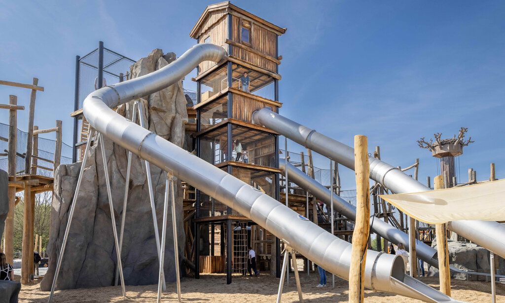 Abenteuer Alm, Spielplatz mit Holzhaus und Röhrenrutschen im Alpenpark Neuss
