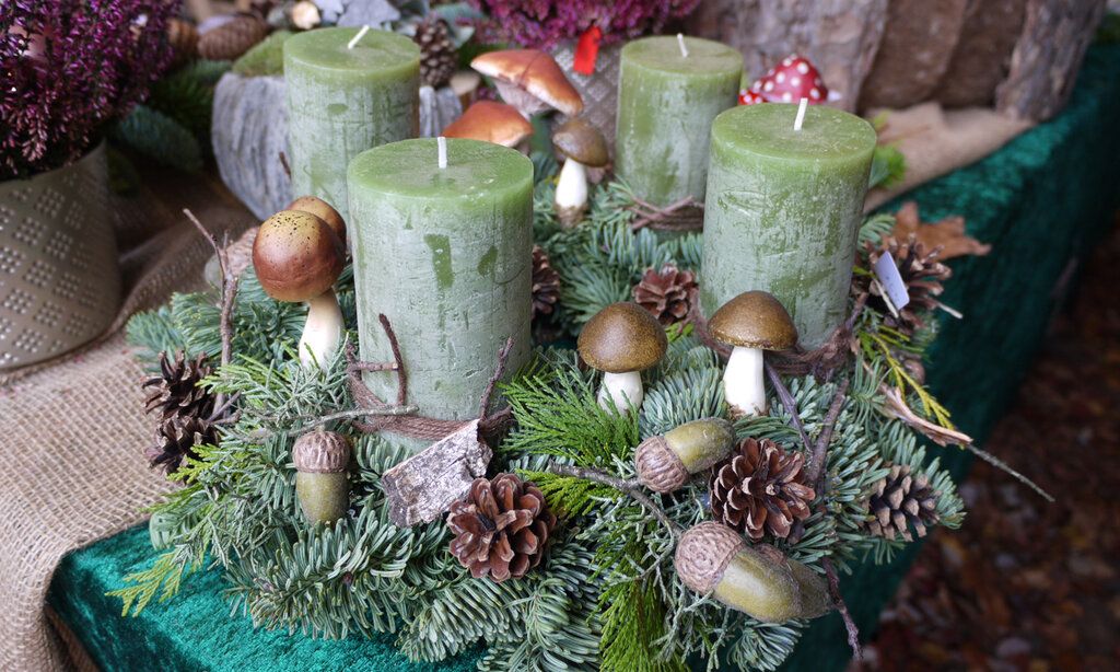 Adventskranz aus Tanne, mit Kerzen, Tannenzapfen und Dekopilzen